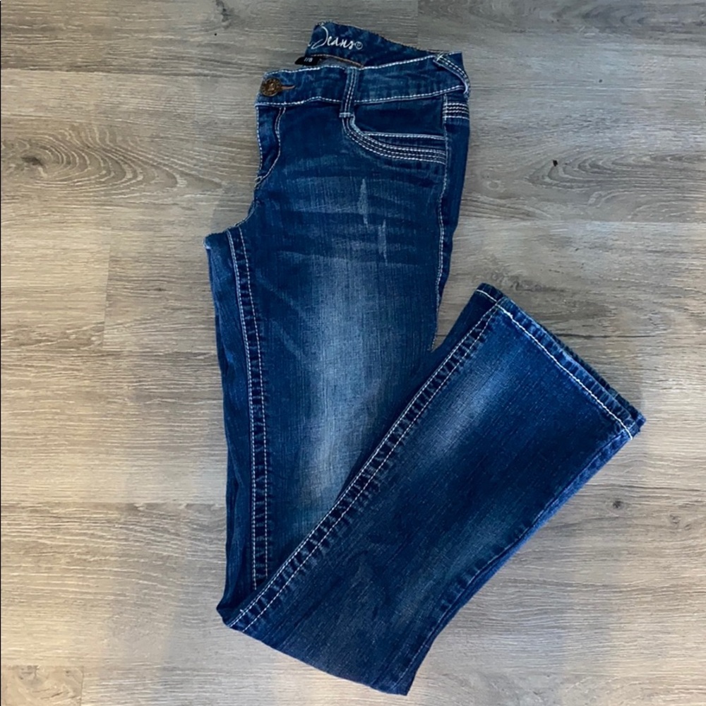 Euc Arlya distressed jeans